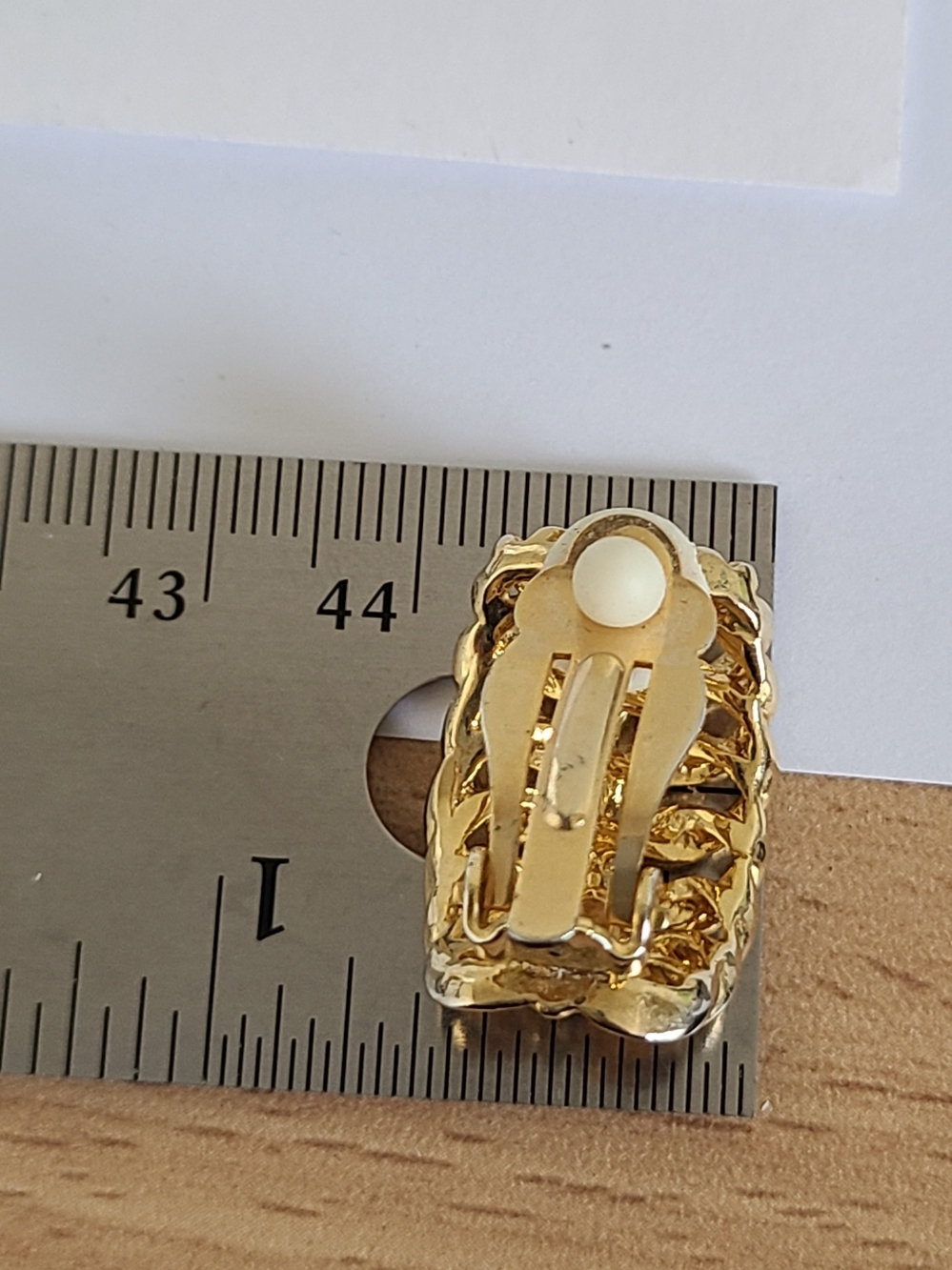 Vintage Style Gold Tone Openwork Leaf Feather Wide Half Hoop Clip On Earrings - Picture 14 of 15